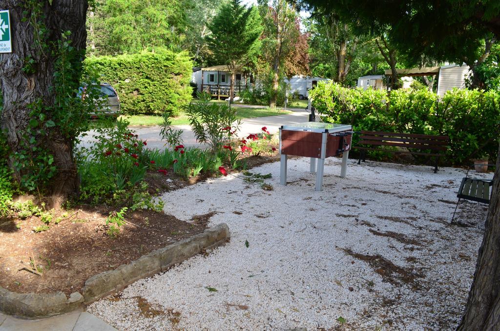 Готель Camping La Vidaresse Sainte-Anastasie-sur-Issole Екстер'єр фото
